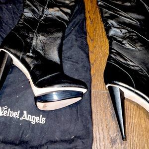 Brand new in sleeper bag never worn bought in boutique Velvet Angels!! Beautiful